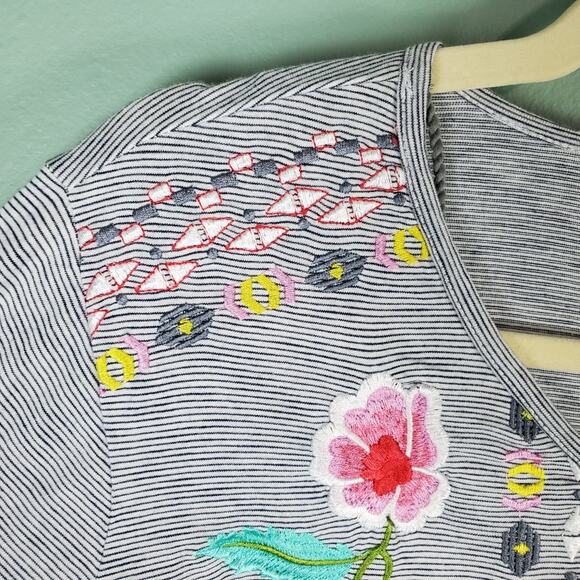 Bleu Bayou Gray Boho Embroidered Ruffle Tassel Top Size Medium - Picture 6 of 7